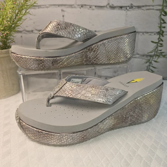 Volatile Metallic Taupe Snake-Texture Wedge Thong Sandals PLATFORM SUMMER SIZE 7 - Picture 3 of 9